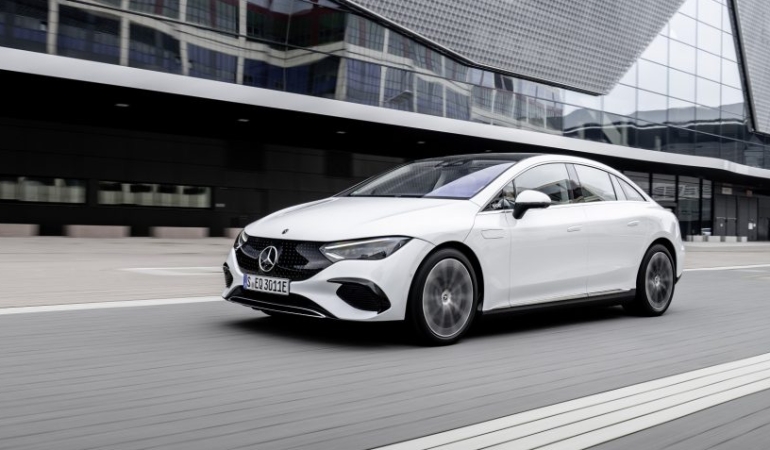 Mercedes’in, EQC ve EQS’in ardından üçüncü tamamen elektrikli otomobili Yeni EQE Türkiye’de