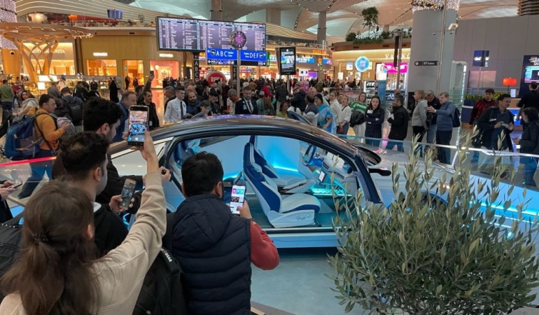 İstanbul Havalimanı’nda yolcuları Togg’un konsept akıllı cihazı karşılıyor