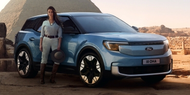 Lexie_Alford_with_Ford_Explorer_EV_automotuber