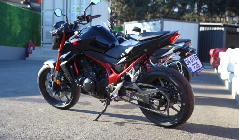 Honda CB750 Hornet oldukça rekabetçi bir fiyatla Türkiye’de