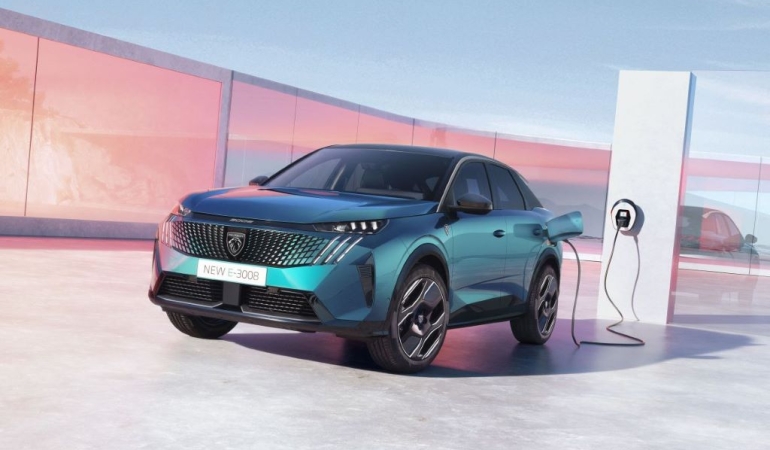 PEUGEOT E-3008 Yılın Otomobili 2024 finalisti oldu