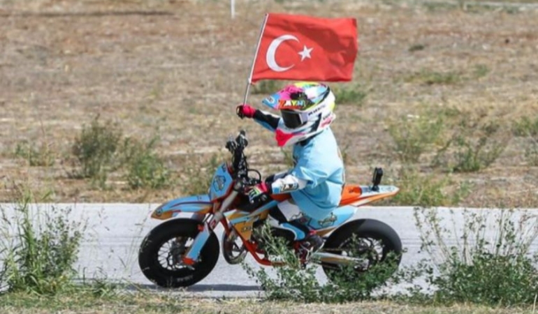 5 yaşında Türkiye Şampiyonu olan Zayn Sofuoğlu, dünyanın en genç şampiyonu!