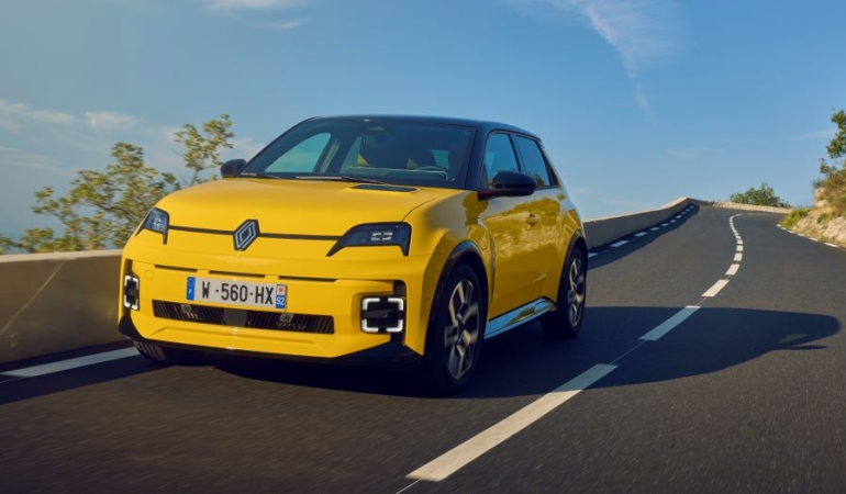 Renault 5 E-Tech’i basın Nice’te test ediyor