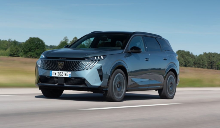 Yeni Peugeot E-5008’e Altın Direksiyon Ödülü